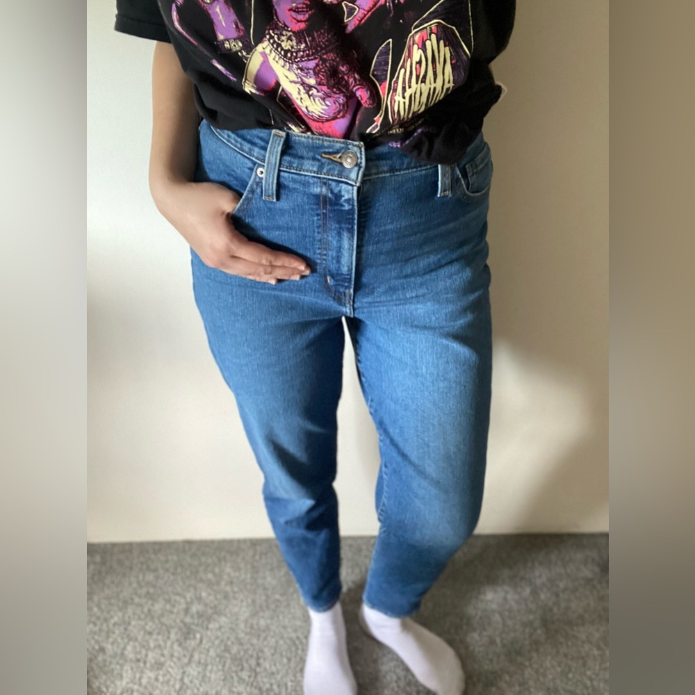 Levi’s High Waisted Mom Classic Blue Denim Jeans (size 29)